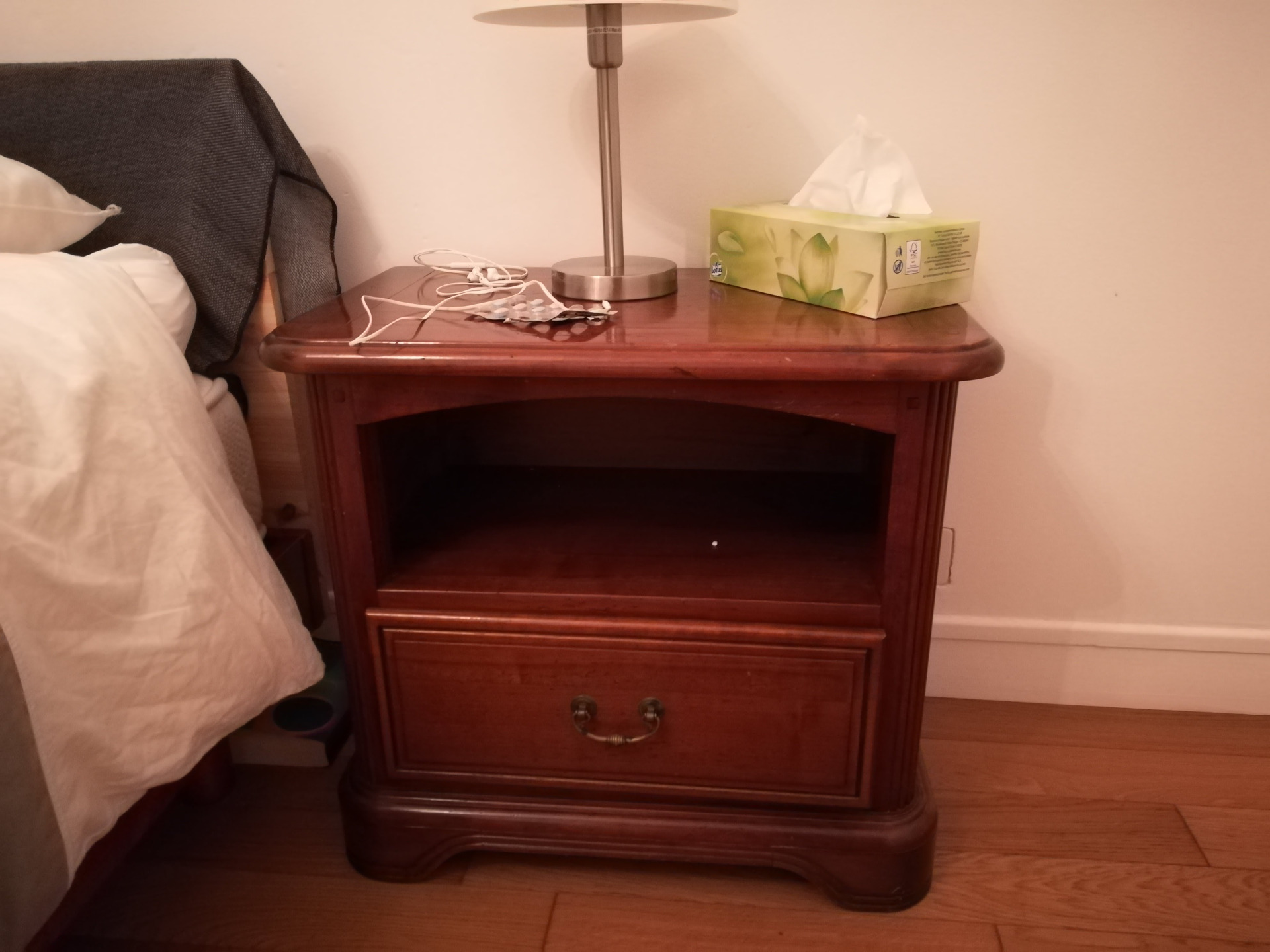 2 tables de nuit bois massif : 100e